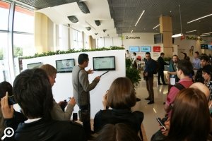 Pr-менеджер компании Дмитрий Федоренко проводит экскурсию по кибермаркету «Юлмарт» научит покупать по-новому