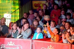 Мальчик крутит мяч