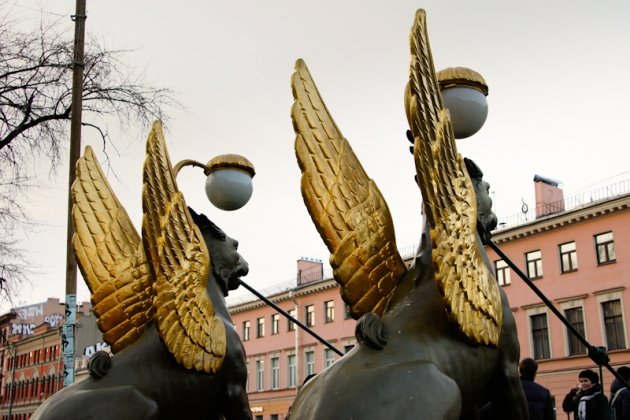 Грифоны на банковском мосту в Санкт Петербурге