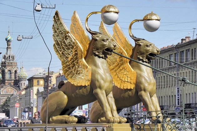 Один из крылатых львов покинул Банковский мост