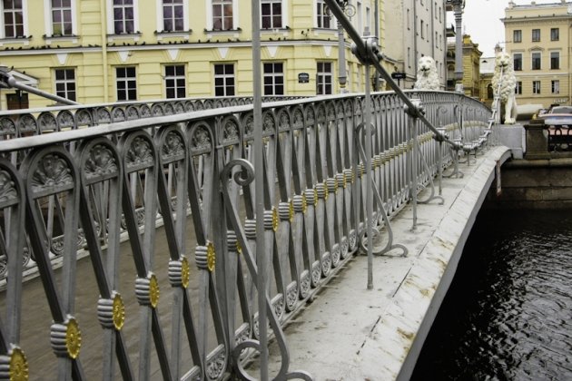 Львы на львином мосту в Санкт Петербурге