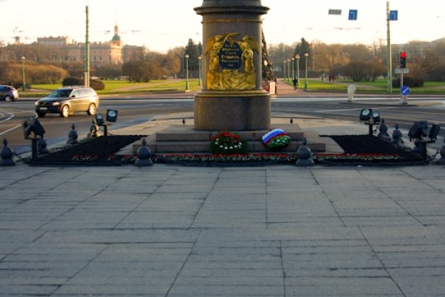 Памятник Суворову в Петербурге на Марсовом поле